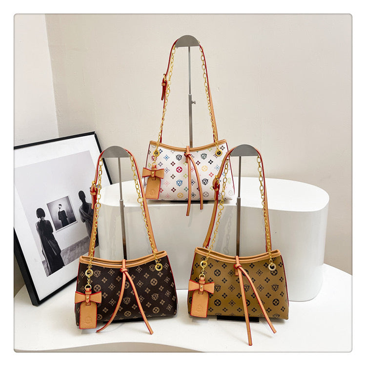 شنطة كاجوال شيك بتفاصيل مميزة – Chic Signature Handbag