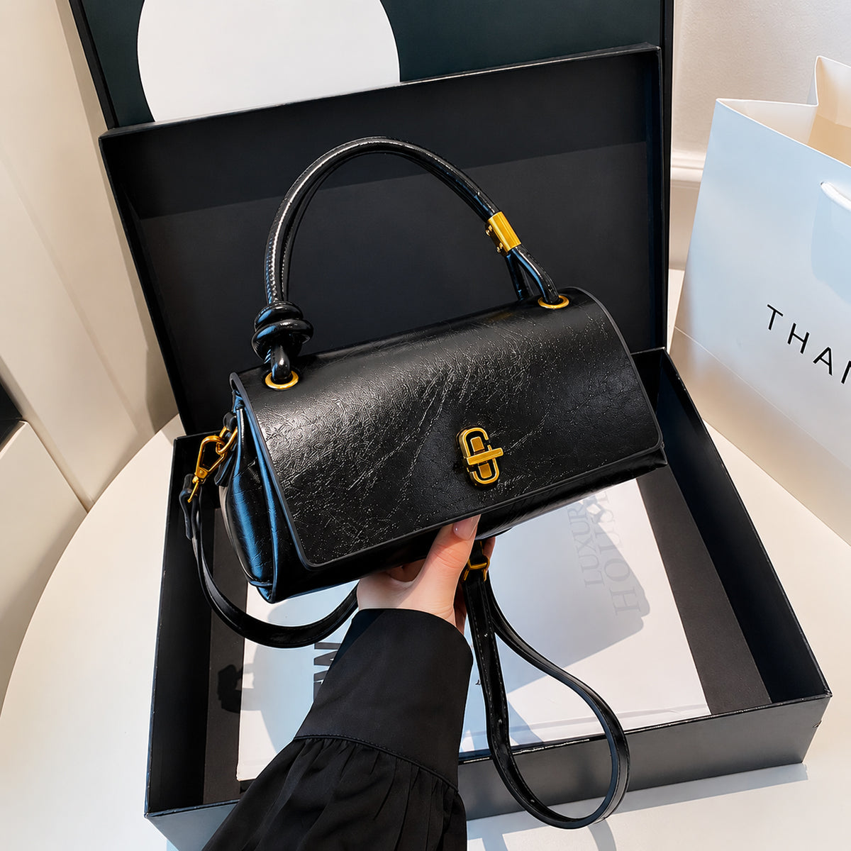 شنطة مستوردة بإطلالة Quiet Luxury