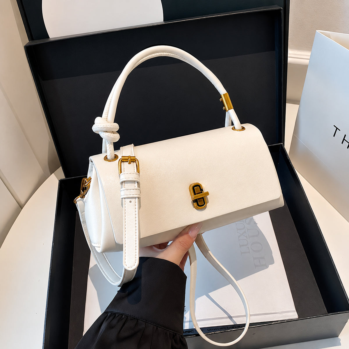 شنطة مستوردة بإطلالة Quiet Luxury
