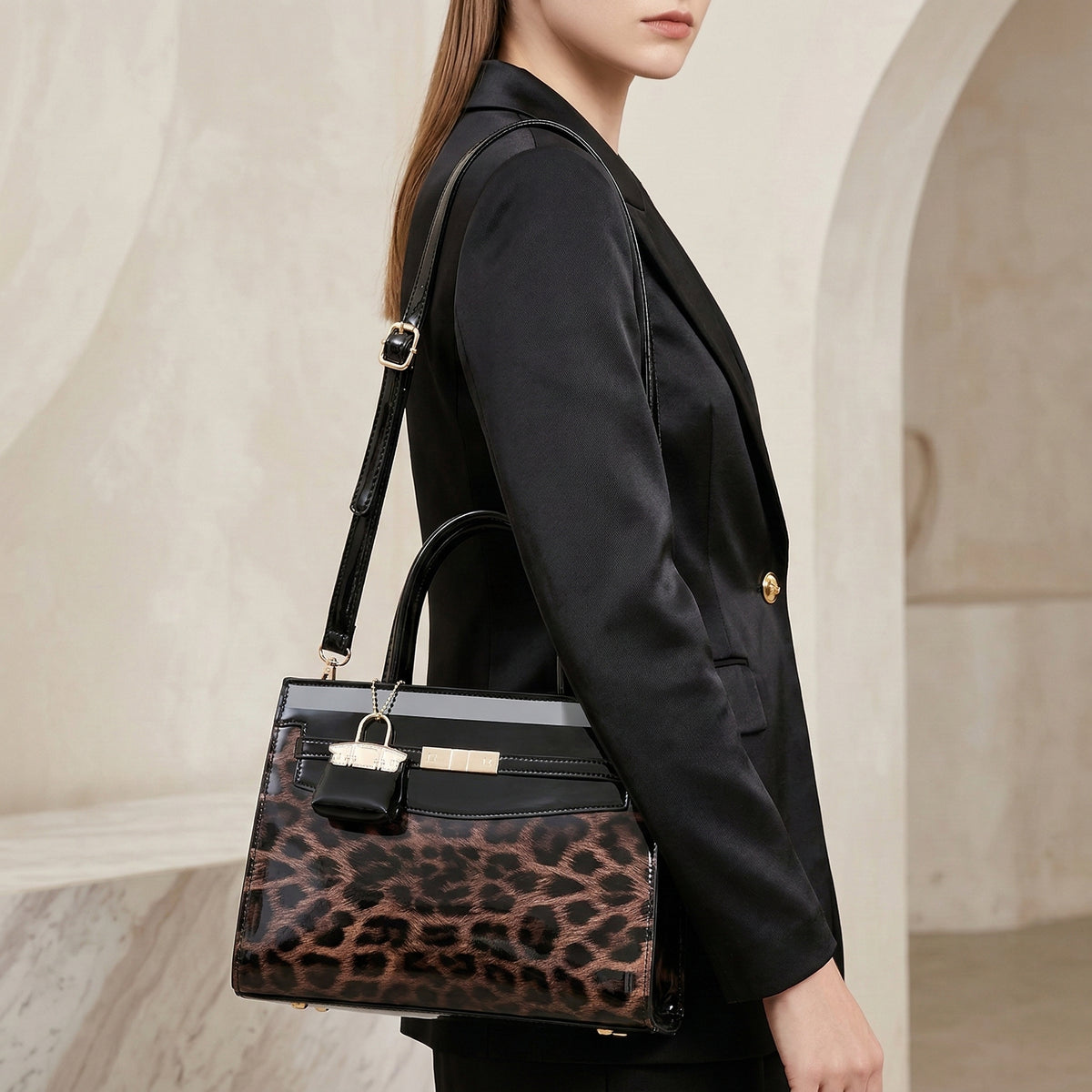 Luxury Leopard Handbag – شنطة جلد لامع لإطلالة راقية وعصرية