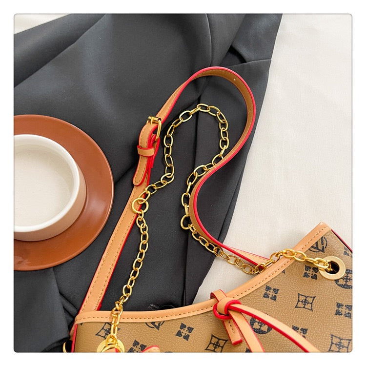 شنطة كاجوال شيك بتفاصيل مميزة – Chic Signature Handbag