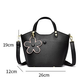 Flora Charm Handbag – شنطة أنيقة بلمسة أنثوية مميزة