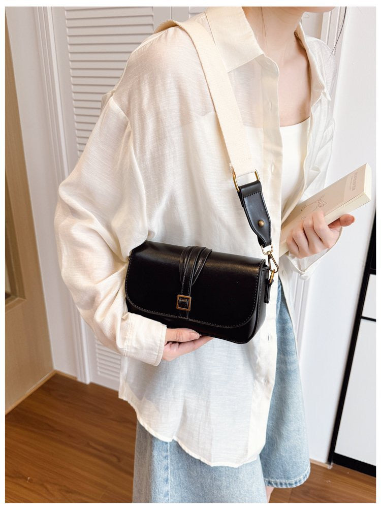 شنطة جلد بتفاصيل ذهبية – Leather Bag with Gold Details