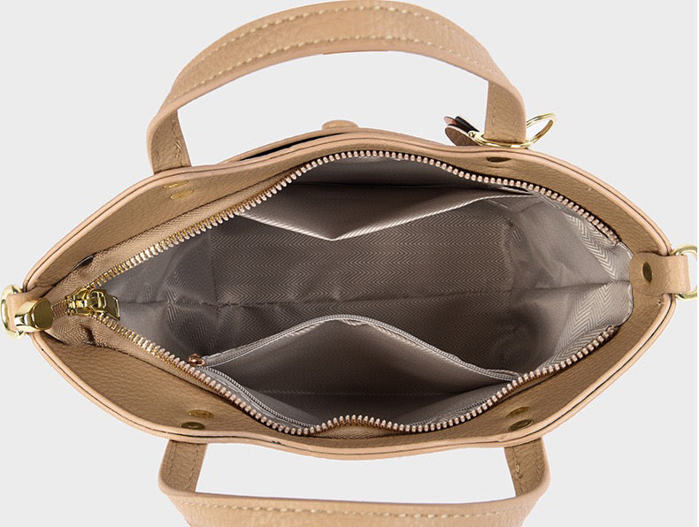 Flora Charm Handbag – شنطة أنيقة بلمسة أنثوية مميزة