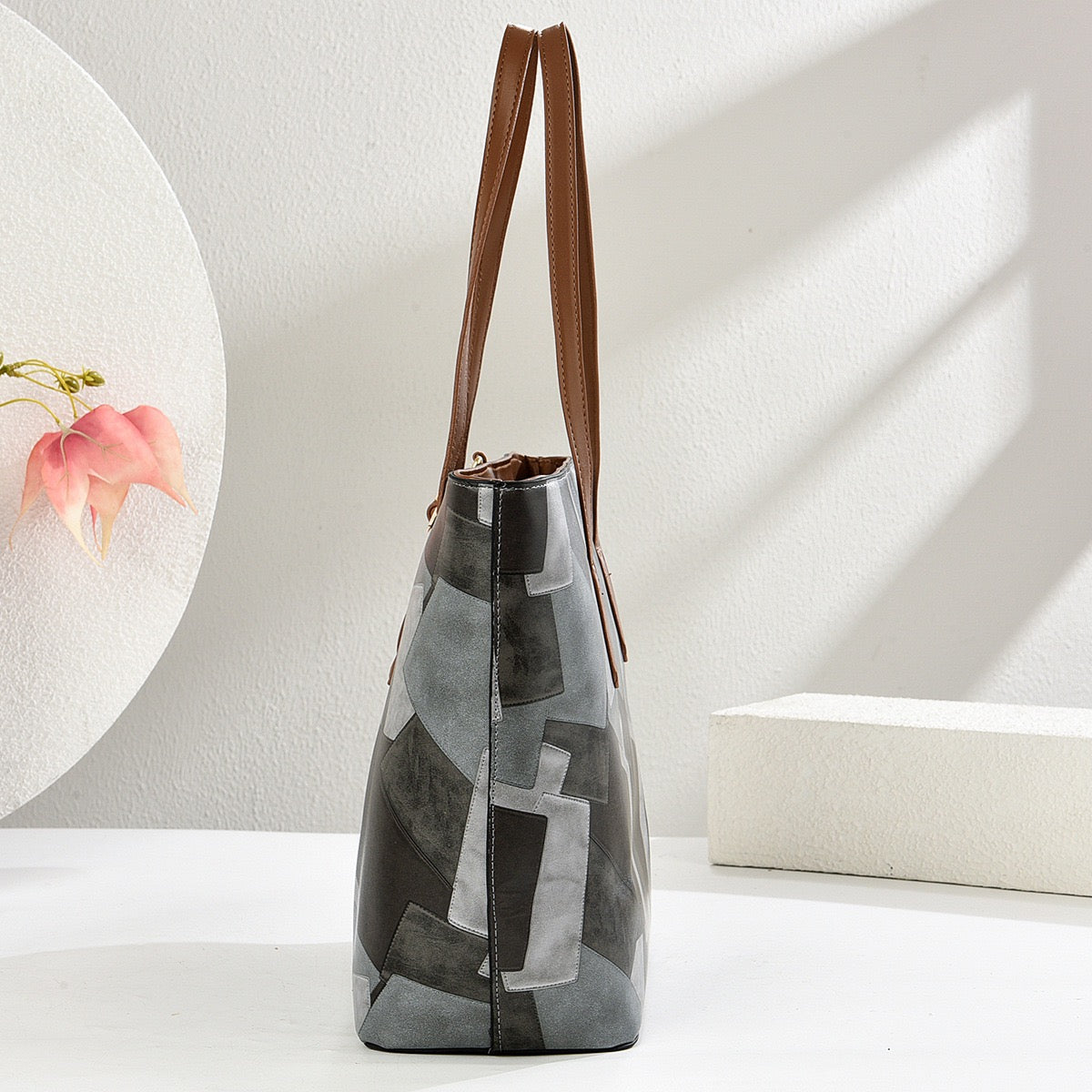 شنطة ستايل مميز بتصميم جرافيك عصري – Graphic Pattern Statement Tote