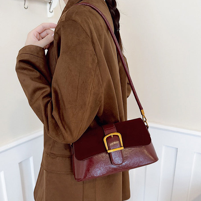 شنطة Chic بتفاصيل ذهبية أنيقة