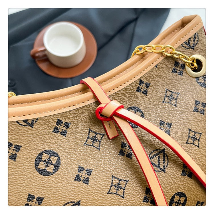 شنطة كاجوال شيك بتفاصيل مميزة – Chic Signature Handbag