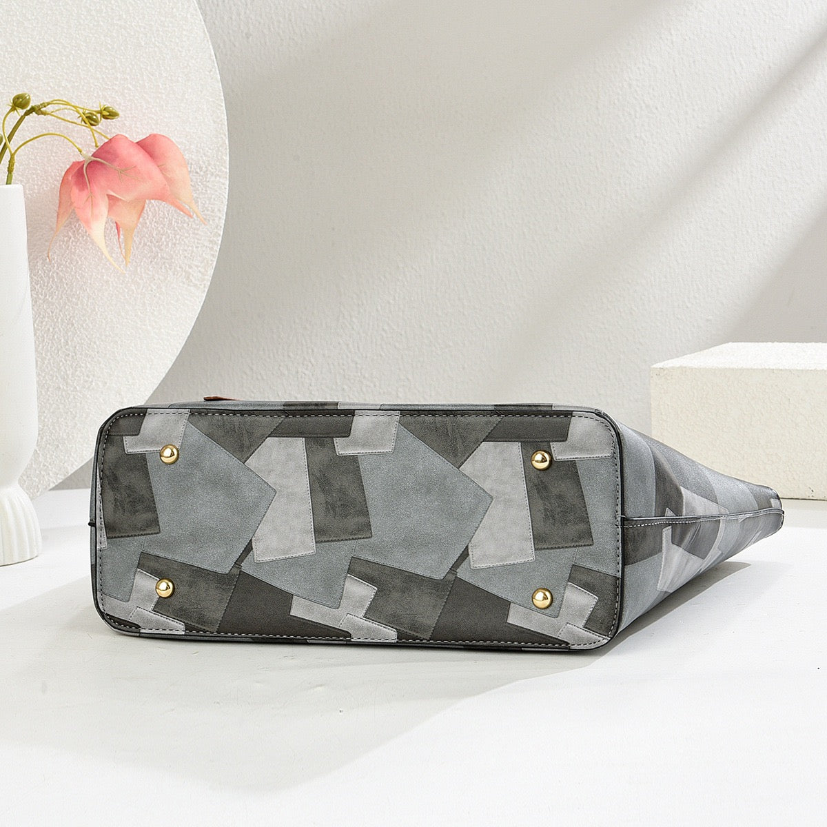 شنطة ستايل مميز بتصميم جرافيك عصري – Graphic Pattern Statement Tote