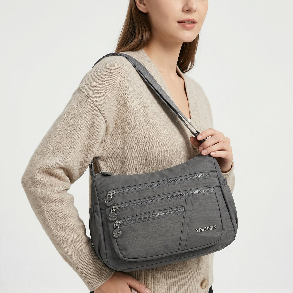 Lightweight & Multi-Pocket – شنطة خفيفة بجيوب متعددة لكل احتياجاتك اليومية