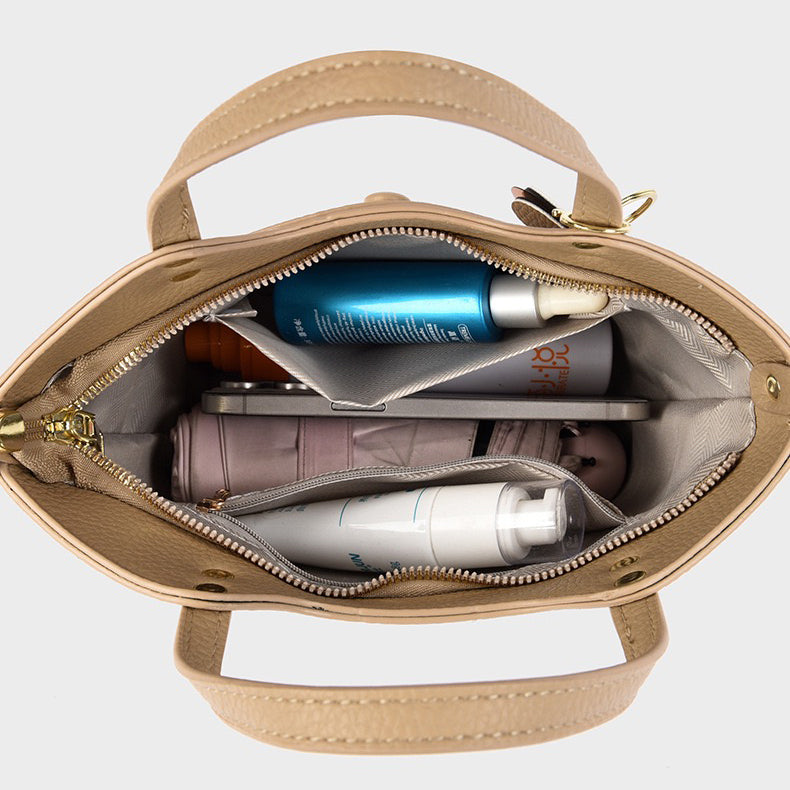 Flora Charm Handbag – شنطة أنيقة بلمسة أنثوية مميزة