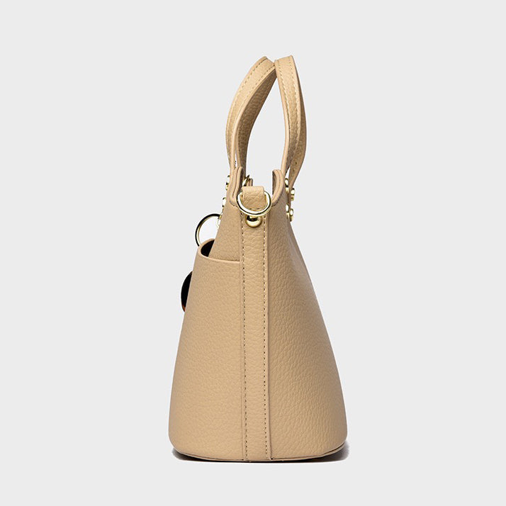 Flora Charm Handbag – شنطة أنيقة بلمسة أنثوية مميزة