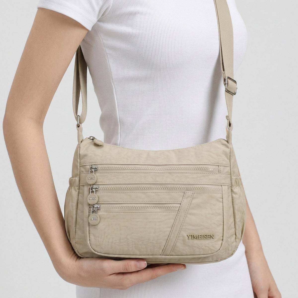 Lightweight & Multi-Pocket – شنطة خفيفة بجيوب متعددة لكل احتياجاتك اليومية