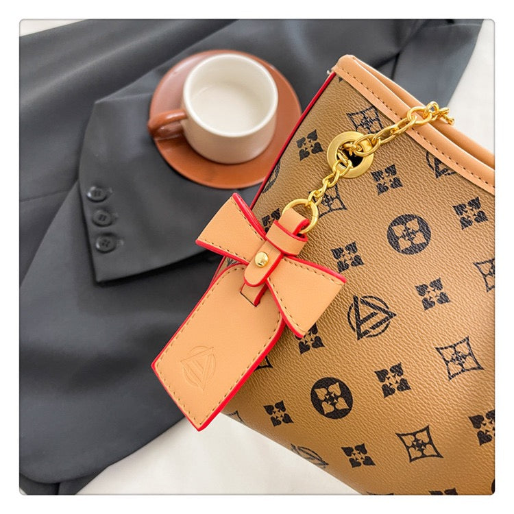 شنطة كاجوال شيك بتفاصيل مميزة – Chic Signature Handbag