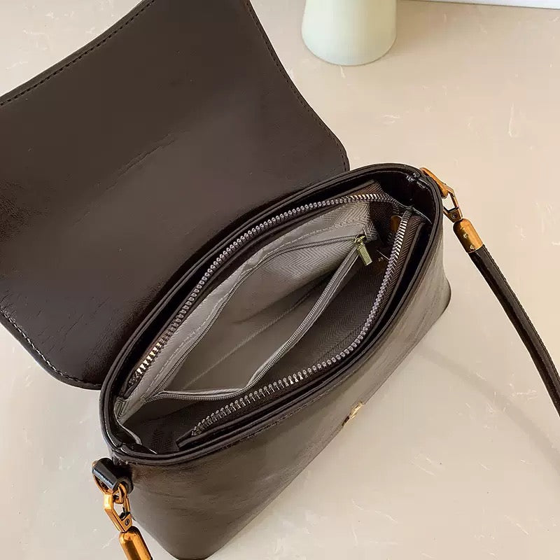 شنطة Chic بتفاصيل ذهبية أنيقة