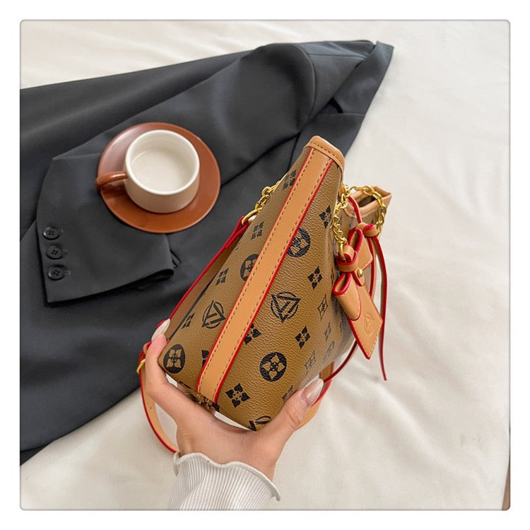 شنطة كاجوال شيك بتفاصيل مميزة – Chic Signature Handbag