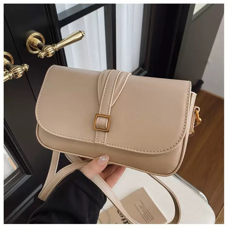 شنطة جلد بتفاصيل ذهبية – Leather Bag with Gold Details
