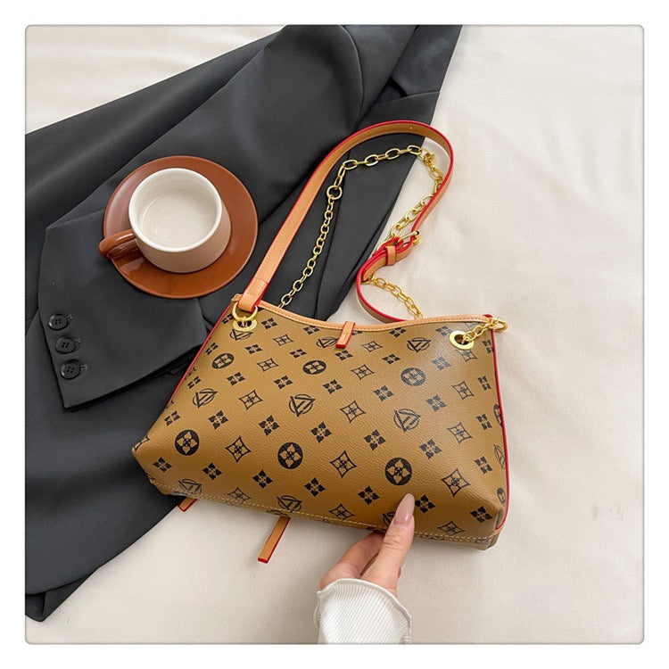 شنطة كاجوال شيك بتفاصيل مميزة – Chic Signature Handbag