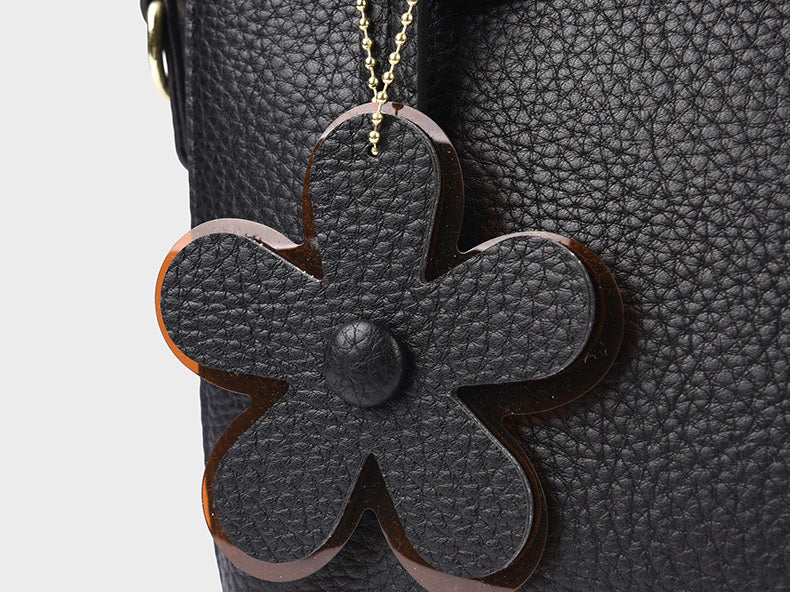 Chic Floral Charm Handbag – شنطة شيك بلمسة أنثوية