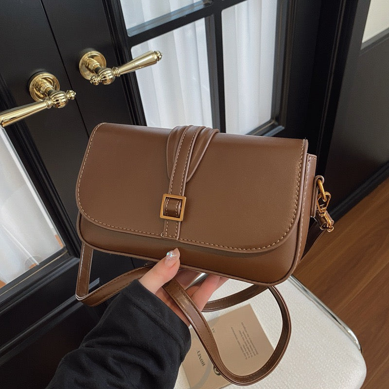 شنطة جلد بتفاصيل ذهبية – Leather Bag with Gold Details