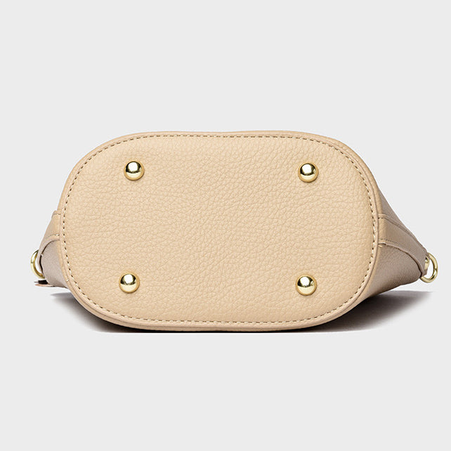 Flora Charm Handbag – شنطة أنيقة بلمسة أنثوية مميزة