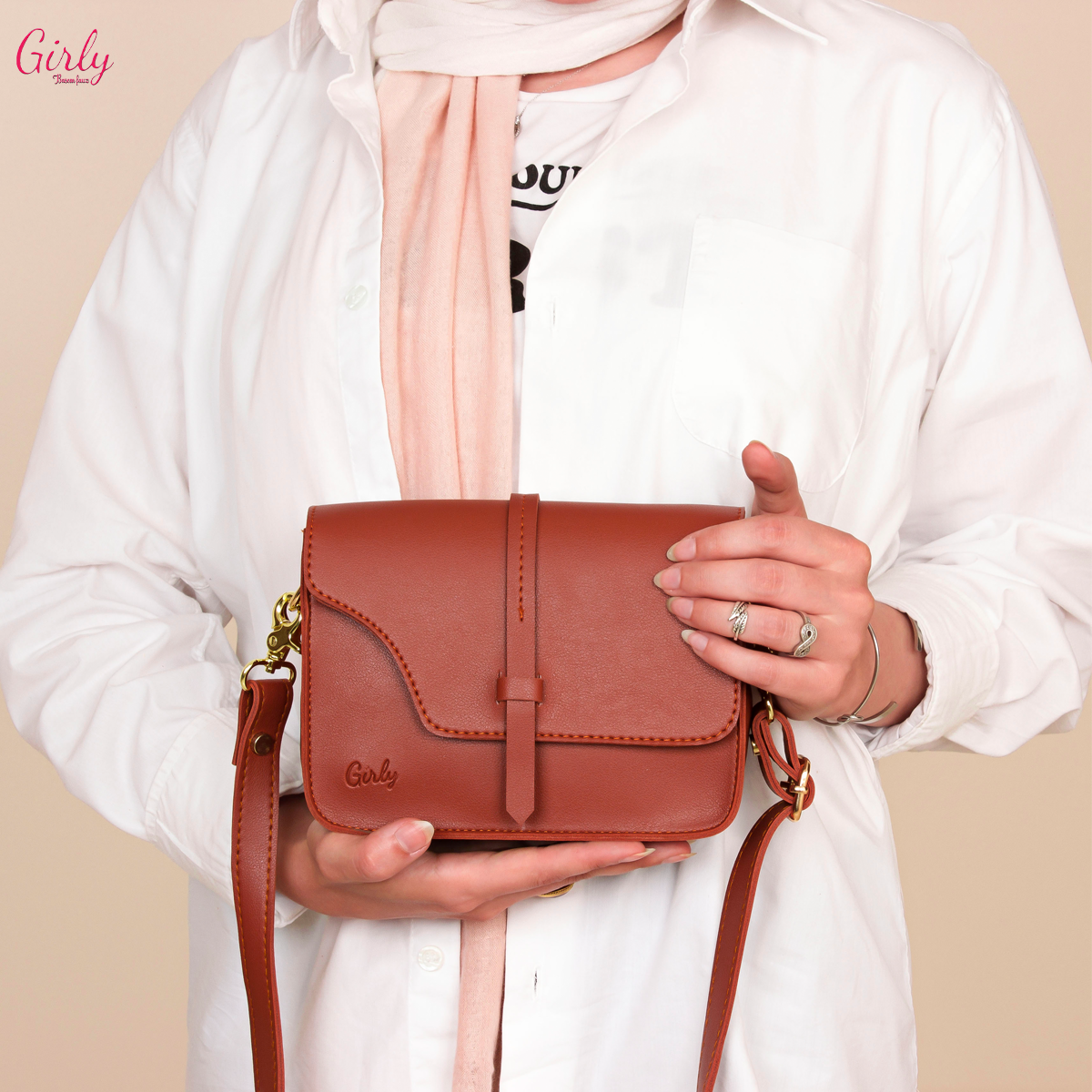 شنطة كروس جلد بتوقيع Girly ✨