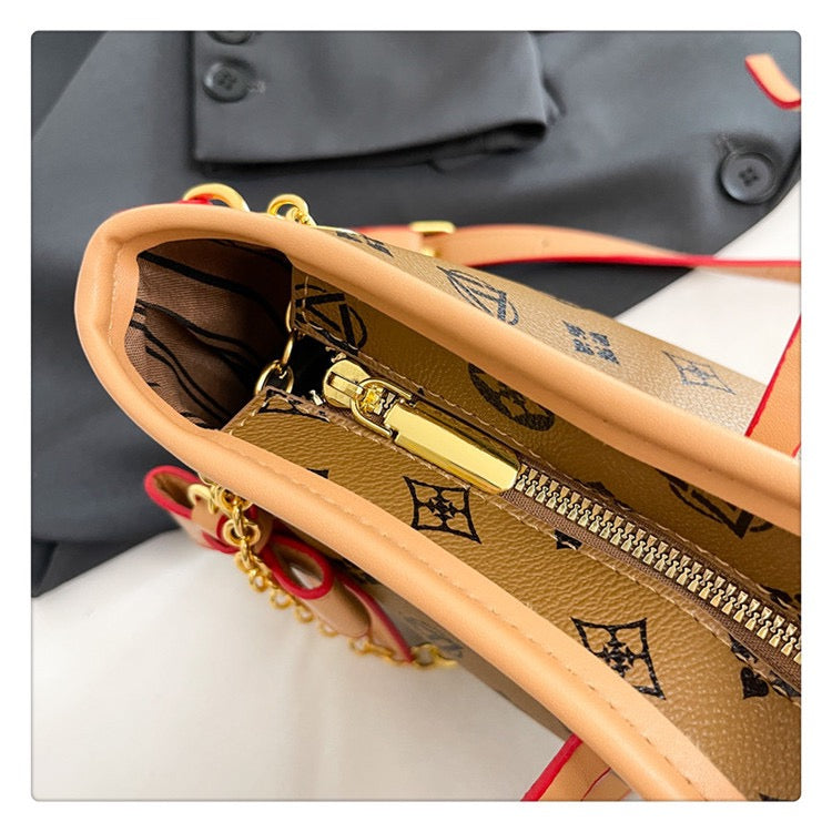 شنطة كاجوال شيك بتفاصيل مميزة – Chic Signature Handbag