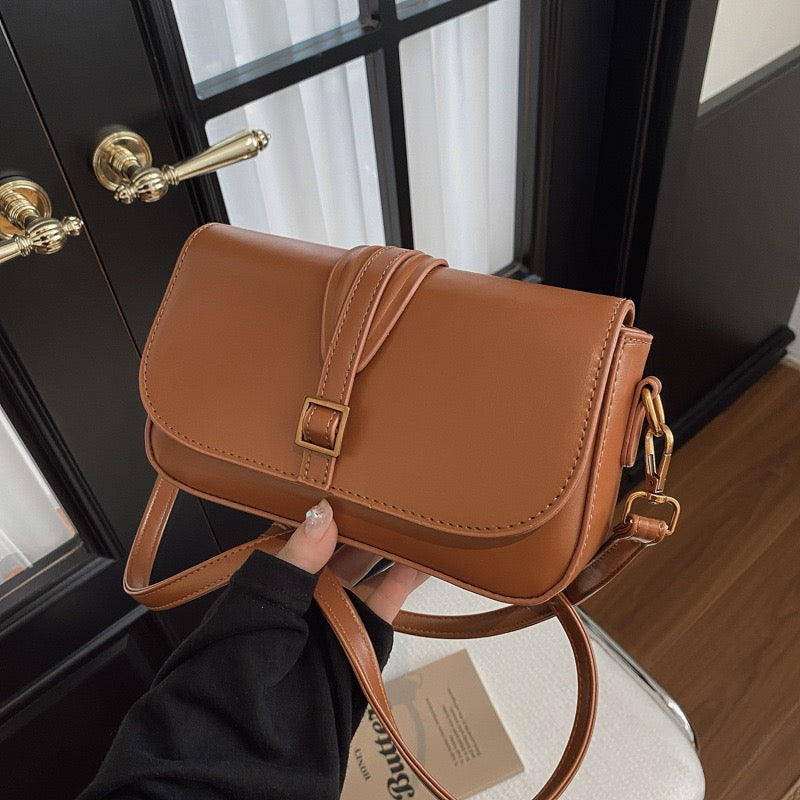 شنطة جلد بتفاصيل ذهبية – Leather Bag with Gold Details