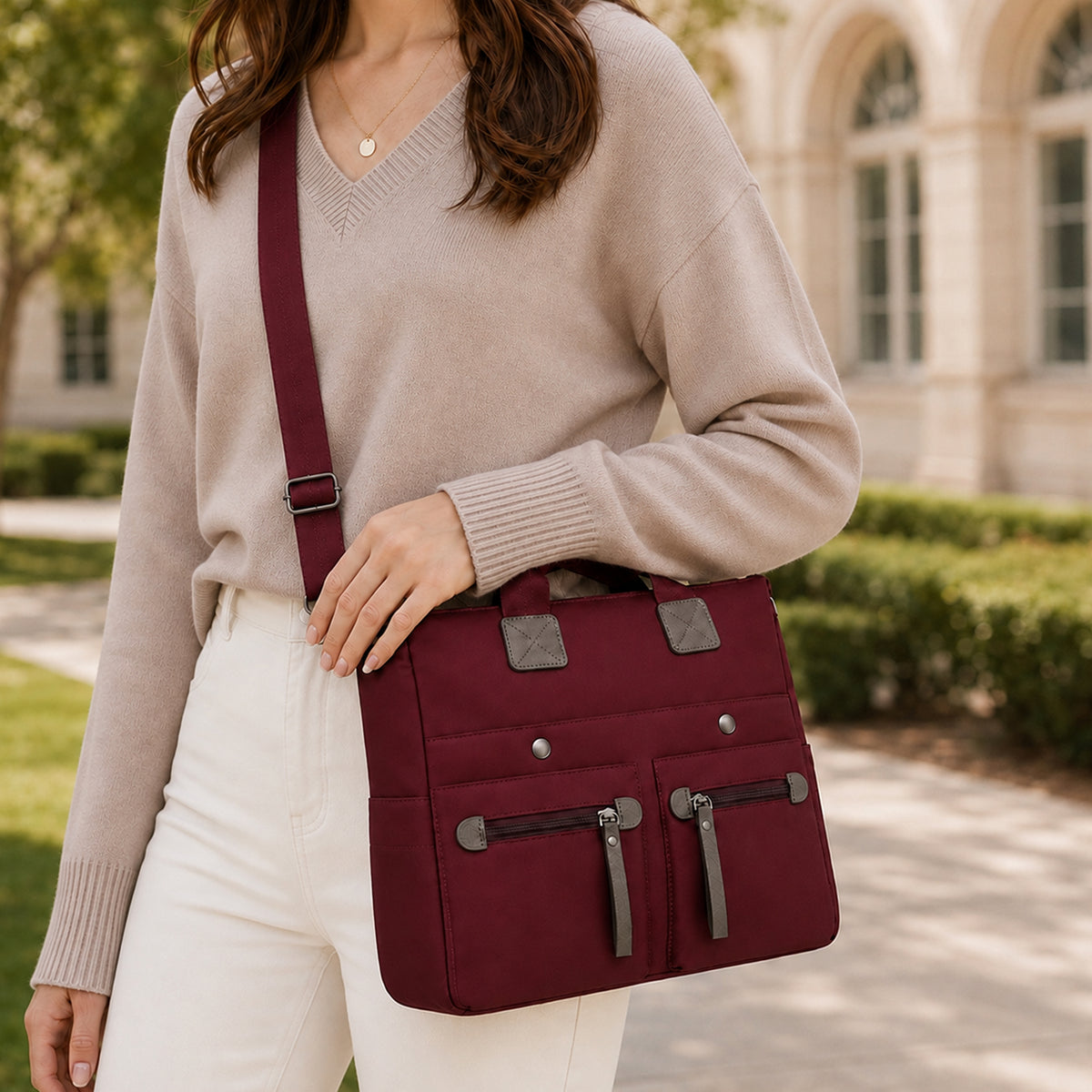 شنطة Girly ووتر بروف – المساحة اللي تستوعب يومك كله 👜✨