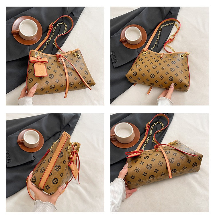 شنطة كاجوال شيك بتفاصيل مميزة – Chic Signature Handbag