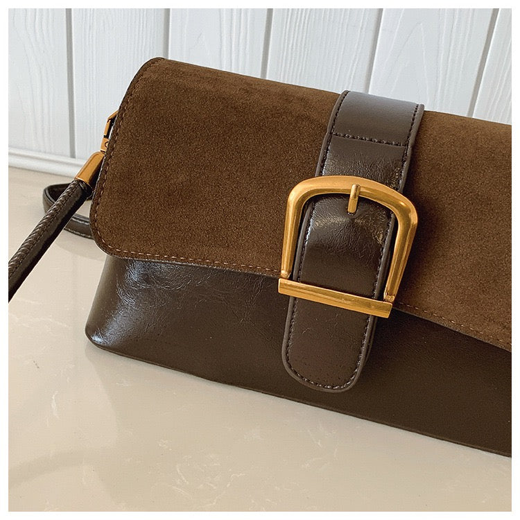شنطة Chic بتفاصيل ذهبية أنيقة