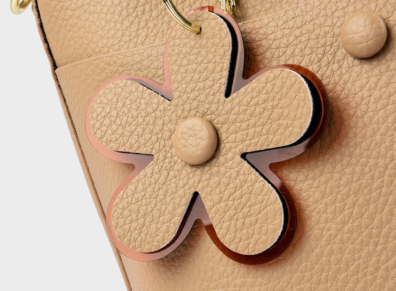 Flora Charm Handbag – شنطة أنيقة بلمسة أنثوية مميزة
