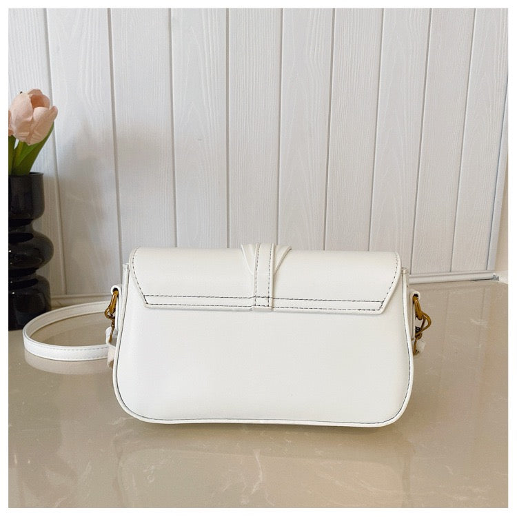 شنطة جلد بتفاصيل ذهبية – Leather Bag with Gold Details