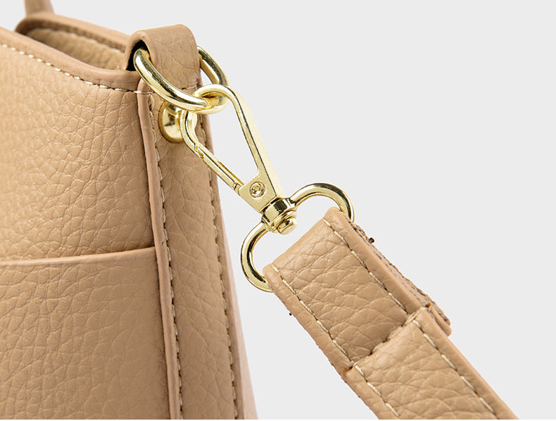 Flora Charm Handbag – شنطة أنيقة بلمسة أنثوية مميزة