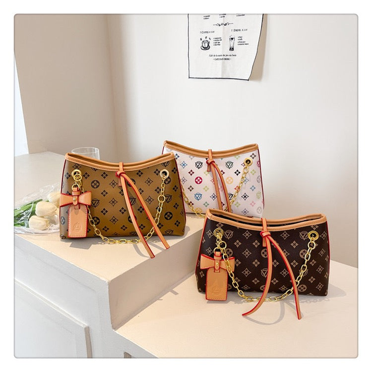 شنطة كاجوال شيك بتفاصيل مميزة – Chic Signature Handbag