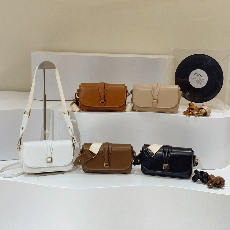 شنطة جلد بتفاصيل ذهبية – Leather Bag with Gold Details