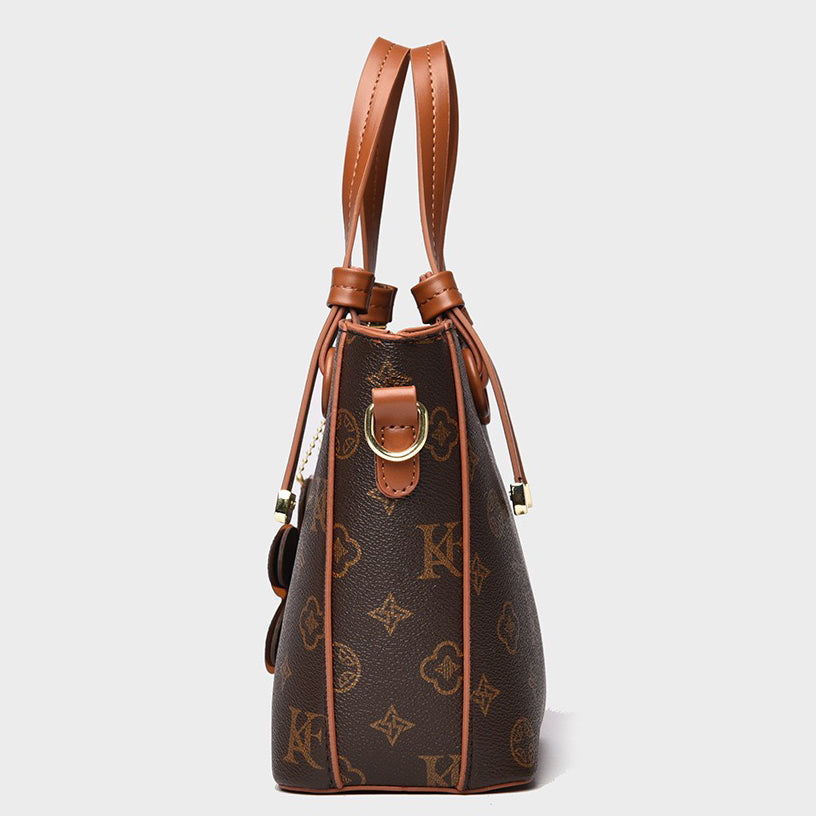 👜 شنطة بتصميم Monogram وتفصيلة Flower Charm