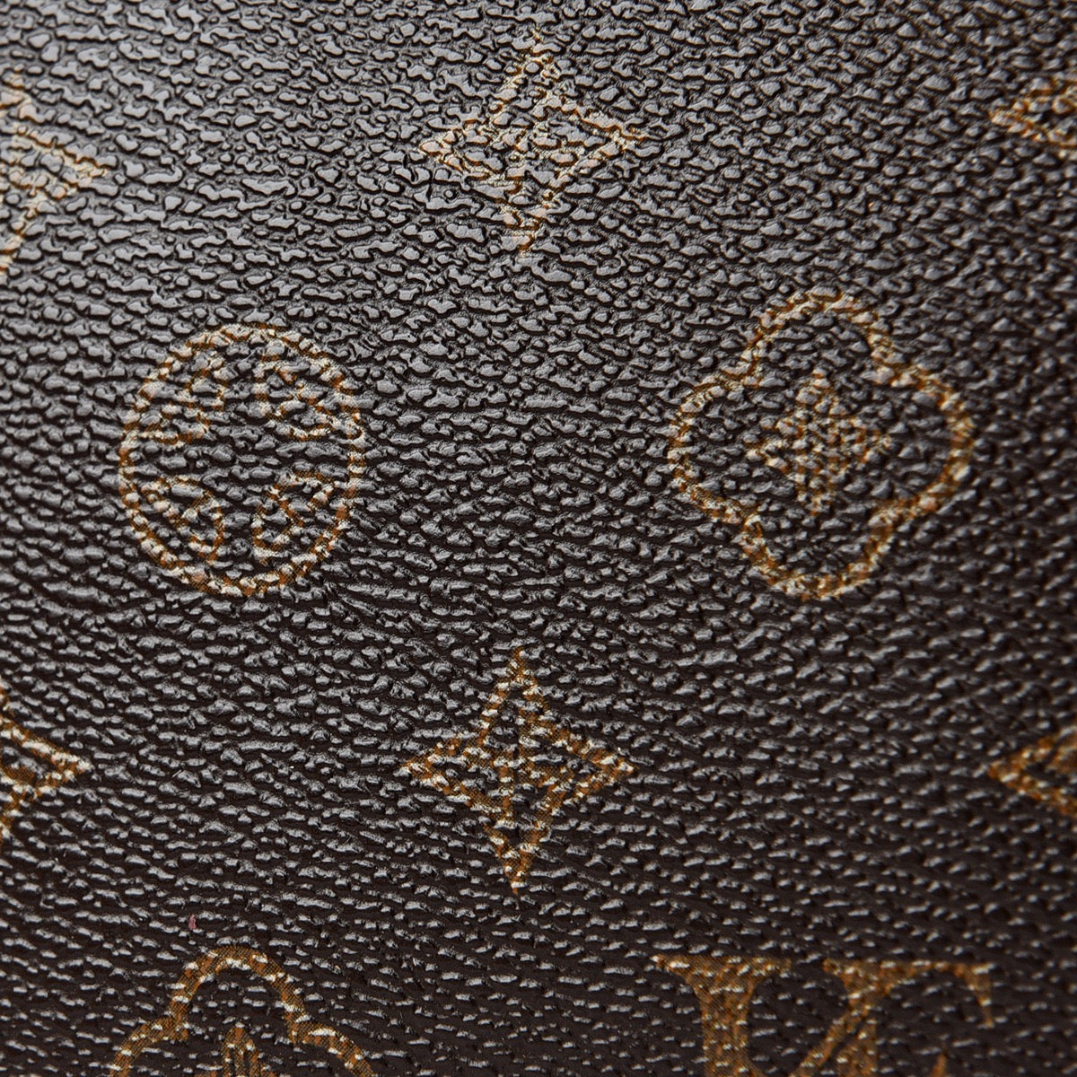 👜 شنطة بتصميم Monogram وتفصيلة Flower Charm