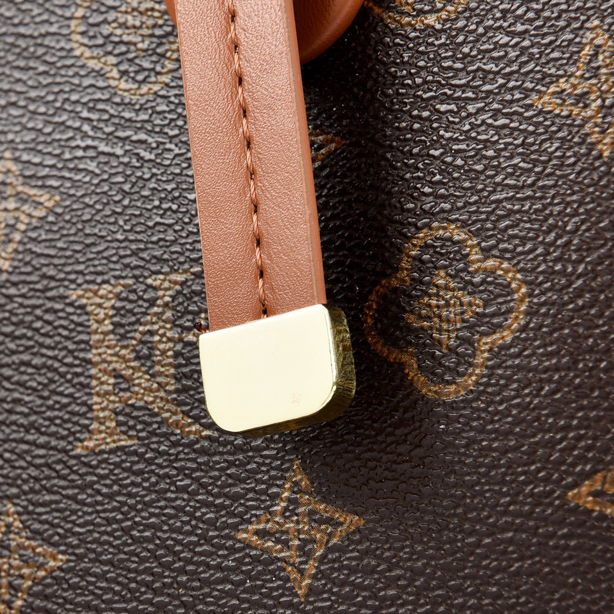 👜 شنطة بتصميم Monogram وتفصيلة Flower Charm