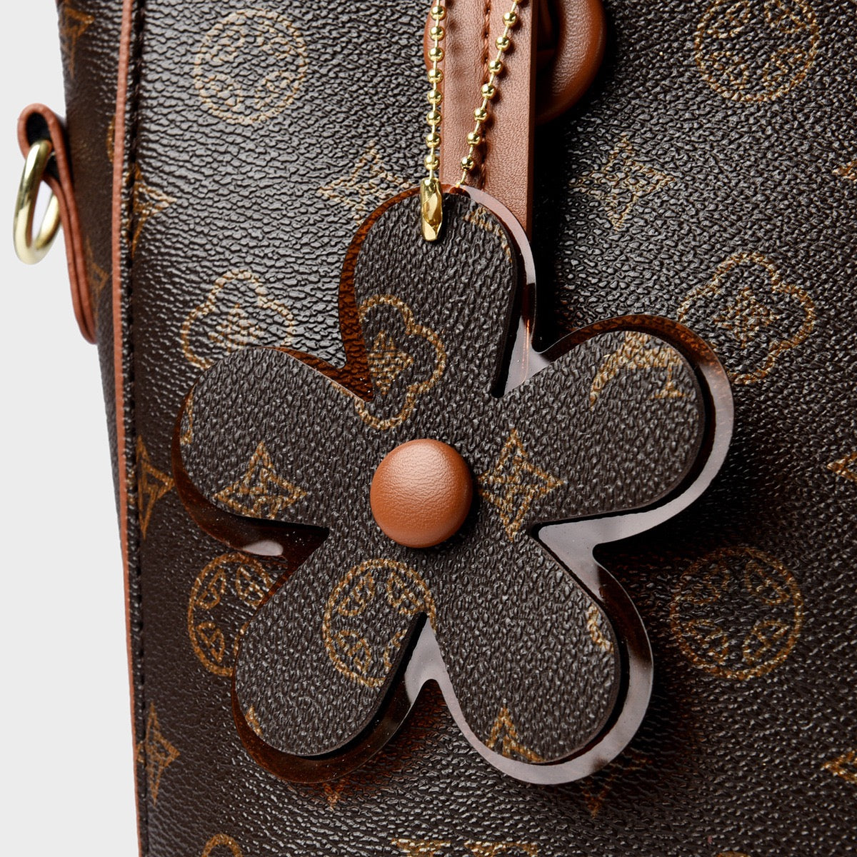 👜 شنطة بتصميم Monogram وتفصيلة Flower Charm
