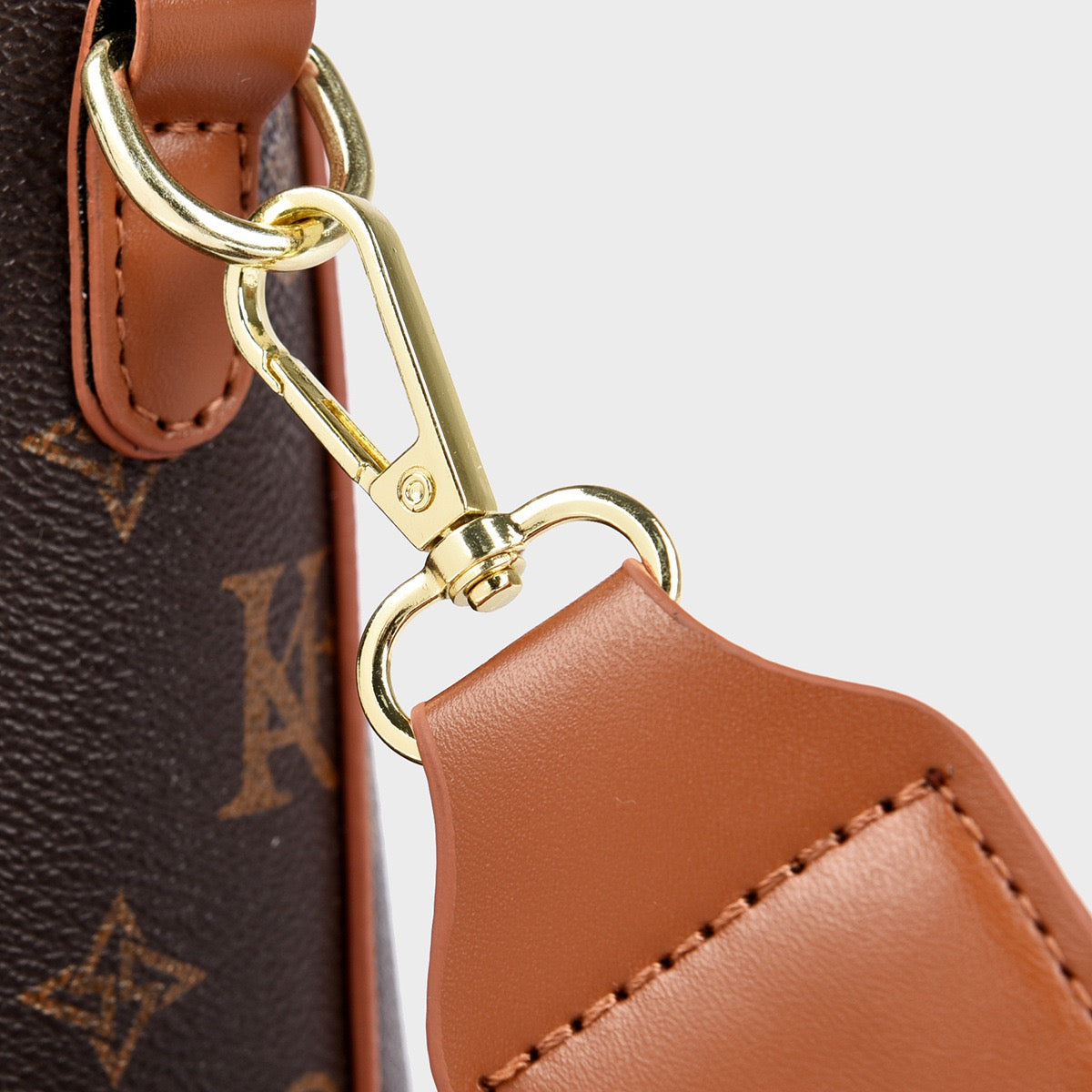 👜 شنطة بتصميم Monogram وتفصيلة Flower Charm