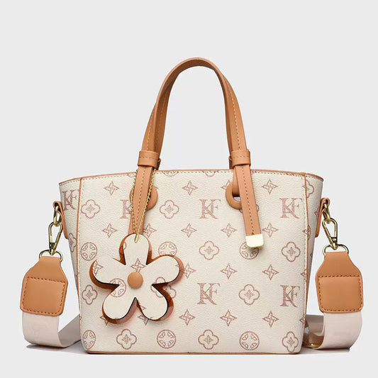 👜 شنطة بتصميم Monogram وتفصيلة Flower Charm