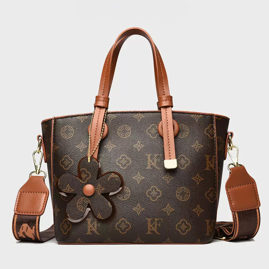 👜 شنطة بتصميم Monogram وتفصيلة Flower Charm