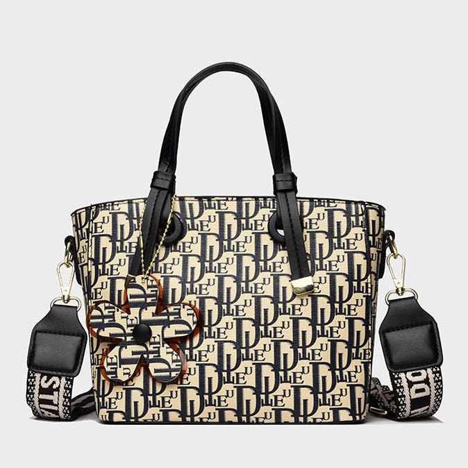 👜 شنطة بتصميم Monogram وتفصيلة Flower Charm