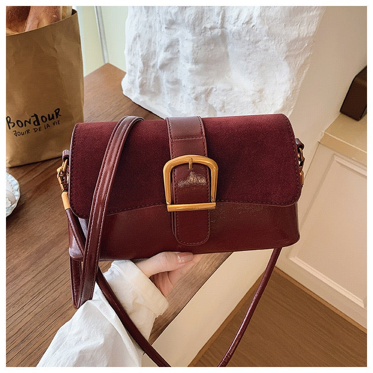 شنطة Chic بتفاصيل ذهبية أنيقة