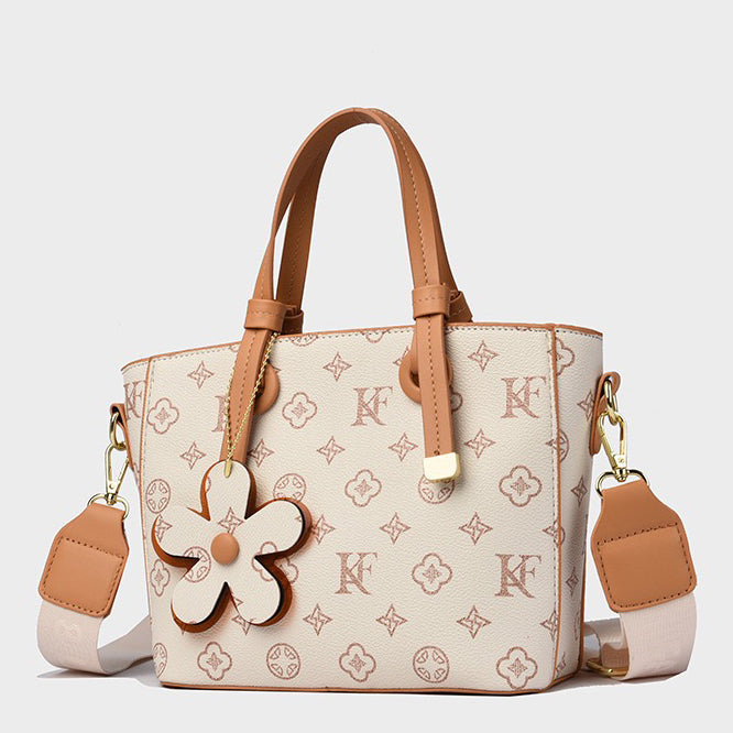 👜 شنطة بتصميم Monogram وتفصيلة Flower Charm