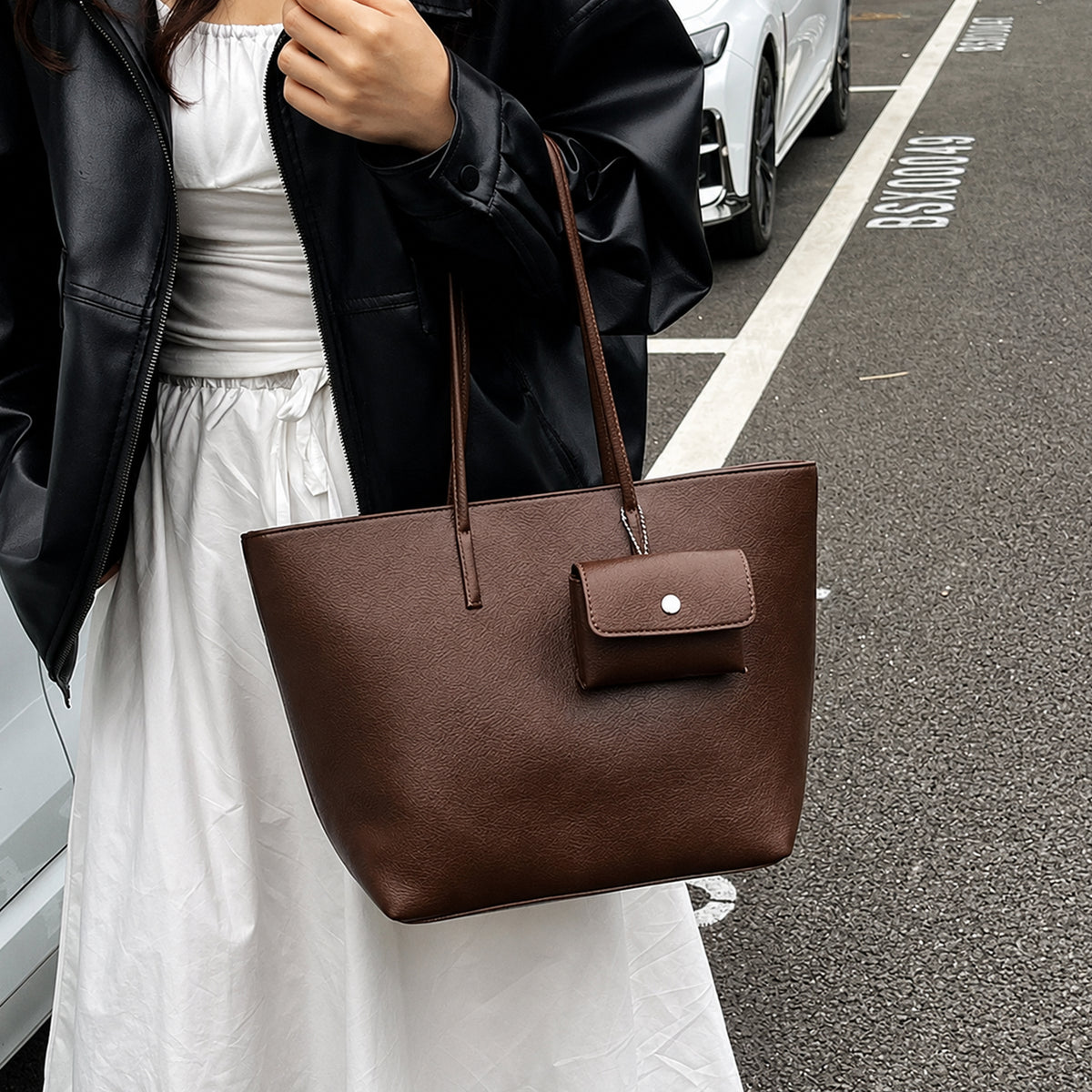شنطة Tote مستوردة بتصميم ناعم وراقي مع Pouch