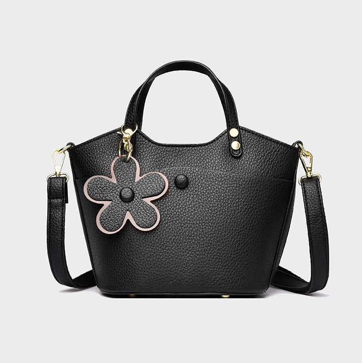 Flora Charm Handbag – شنطة أنيقة بلمسة أنثوية مميزة