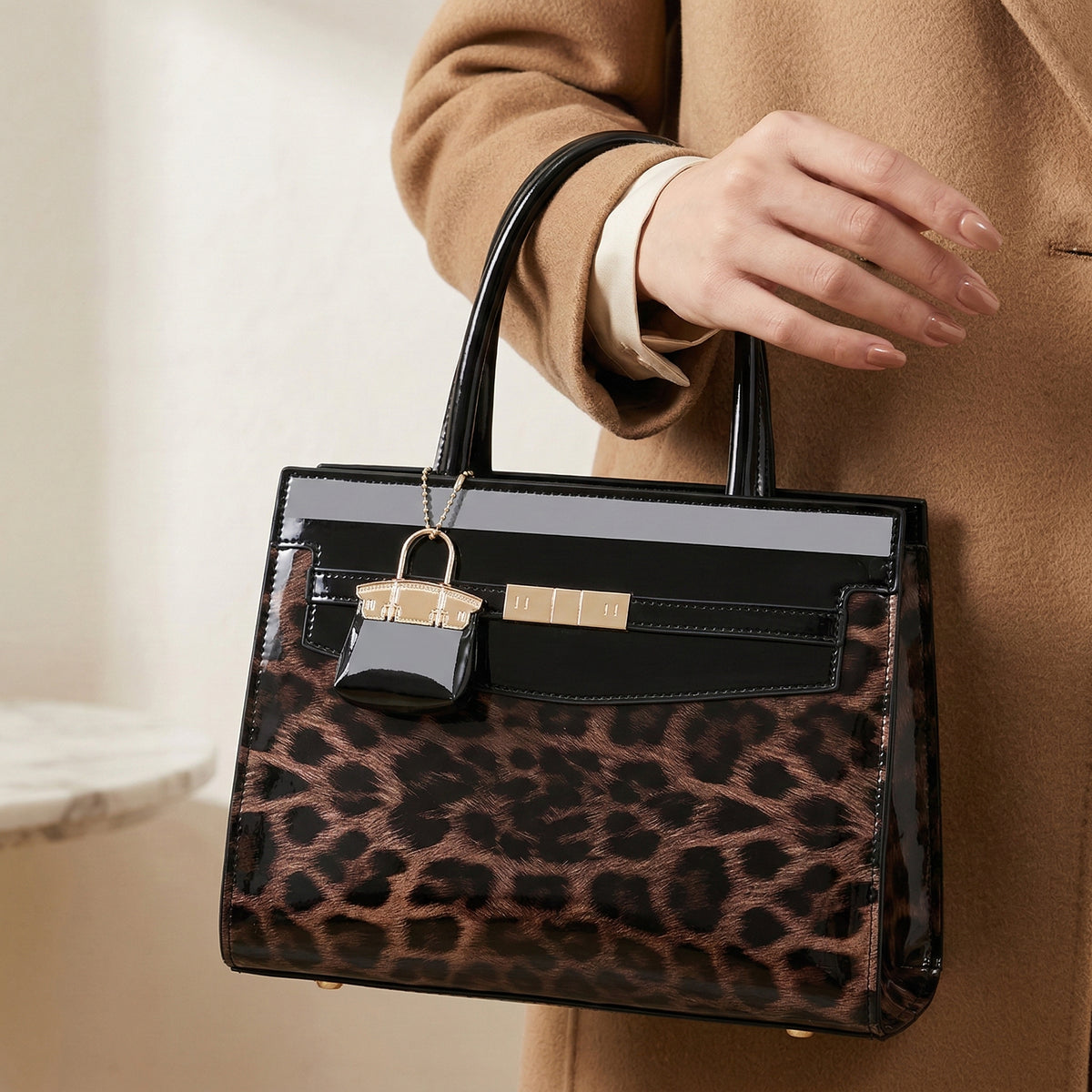 Luxury Leopard Handbag – شنطة جلد لامع لإطلالة راقية وعصرية
