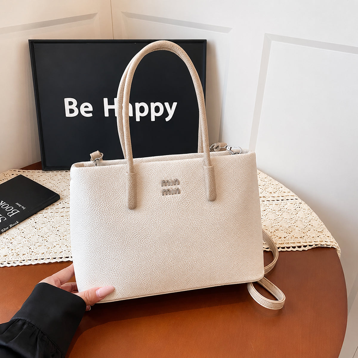 شنطة مستوردة تجمع بين الفخامة والبساطة بثلاث طرق للحمل
