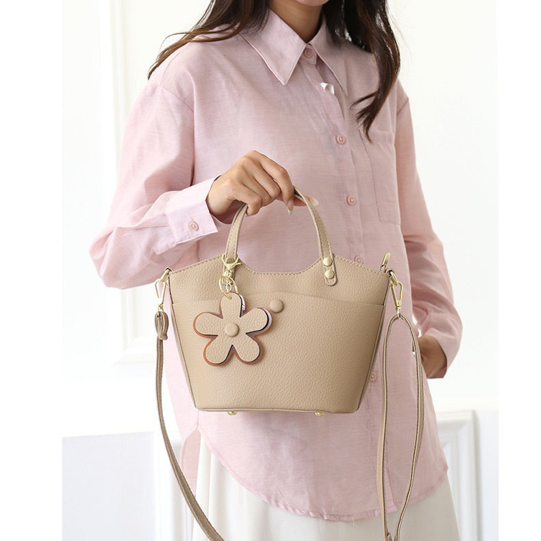 Flora Charm Handbag – شنطة أنيقة بلمسة أنثوية مميزة